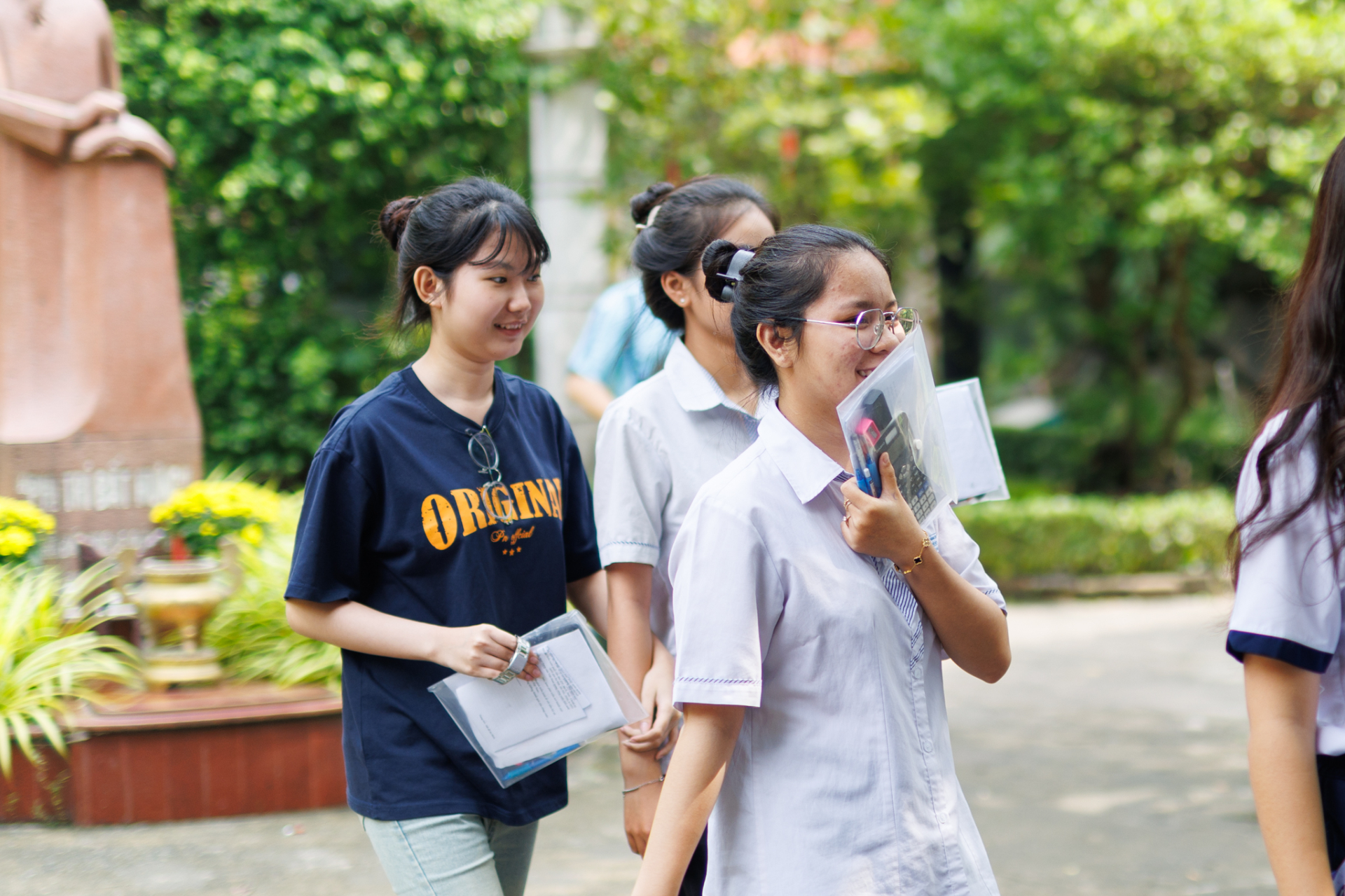 Không khí sau khi kết thúc kỳ thi tại điểm trường THPT Lê Quý Đôn (TP.HCM)