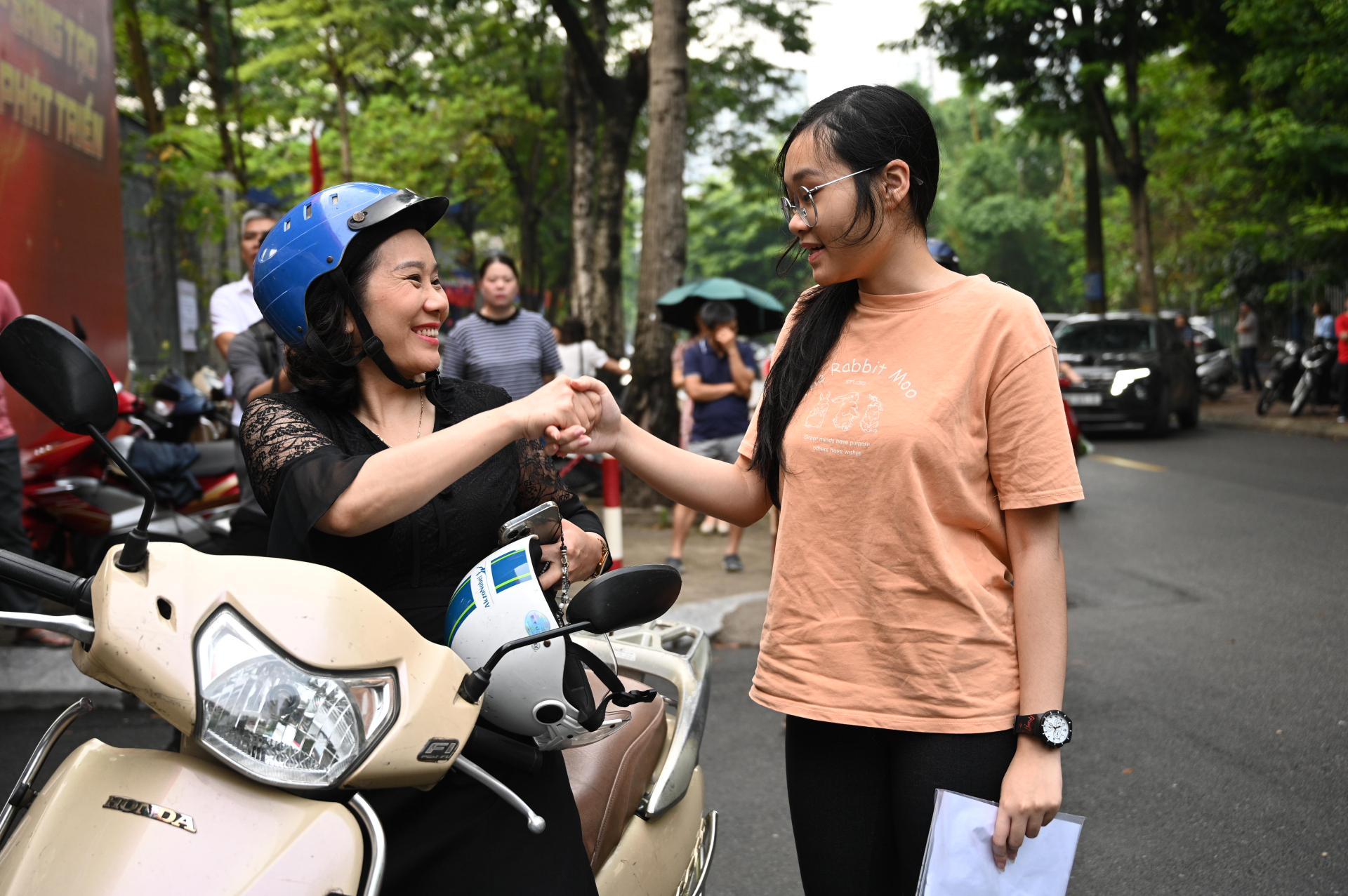1,2 triệu sĩ tử chính thức cán đích kỳ thi tốt nghiệp THPT 2026: Người tươi hơn hoa, người dở khóc dở cười vì môn tự chọn