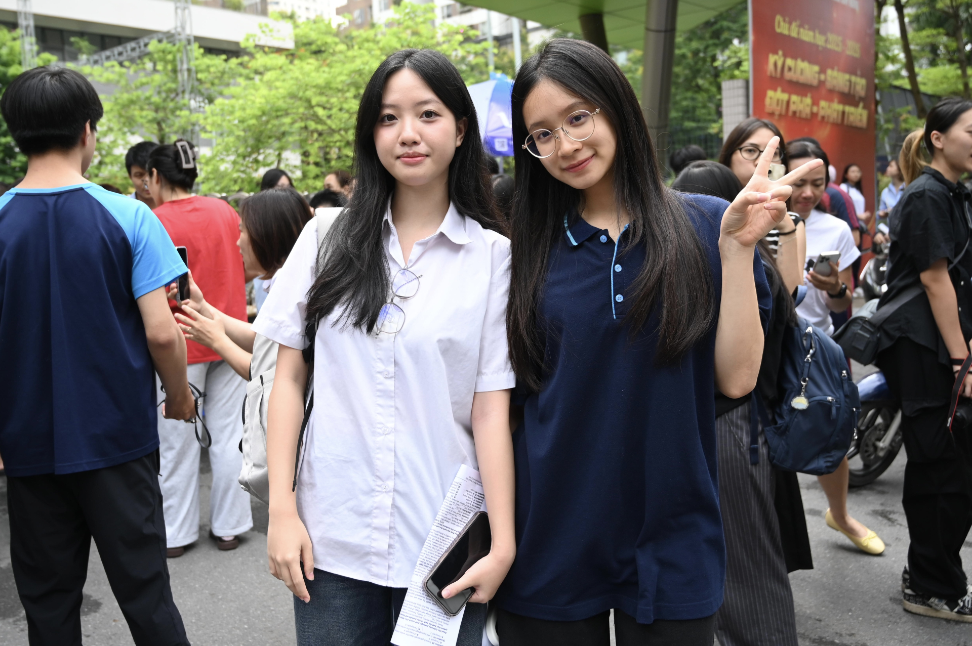 Thục Anh và Tuệ Minh, thi tiếng Anh và Địa Lý tại điểm THCS Trần Duy Hưng, Hà Nội cho biết: