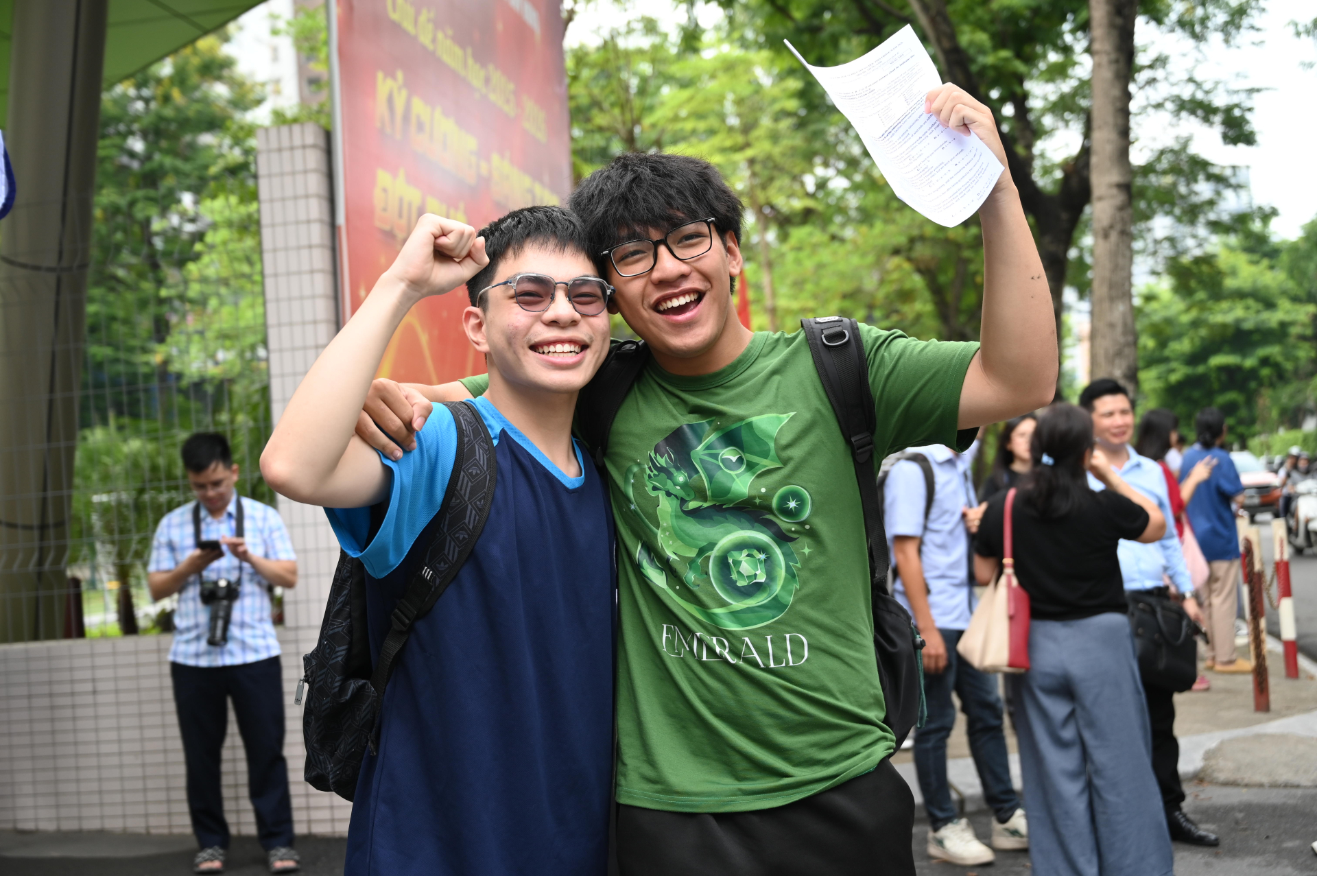 1,2 triệu sĩ tử chính thức cán đích kỳ thi tốt nghiệp THPT 2026: Người tươi hơn hoa, người dở khóc dở cười vì môn tự chọn