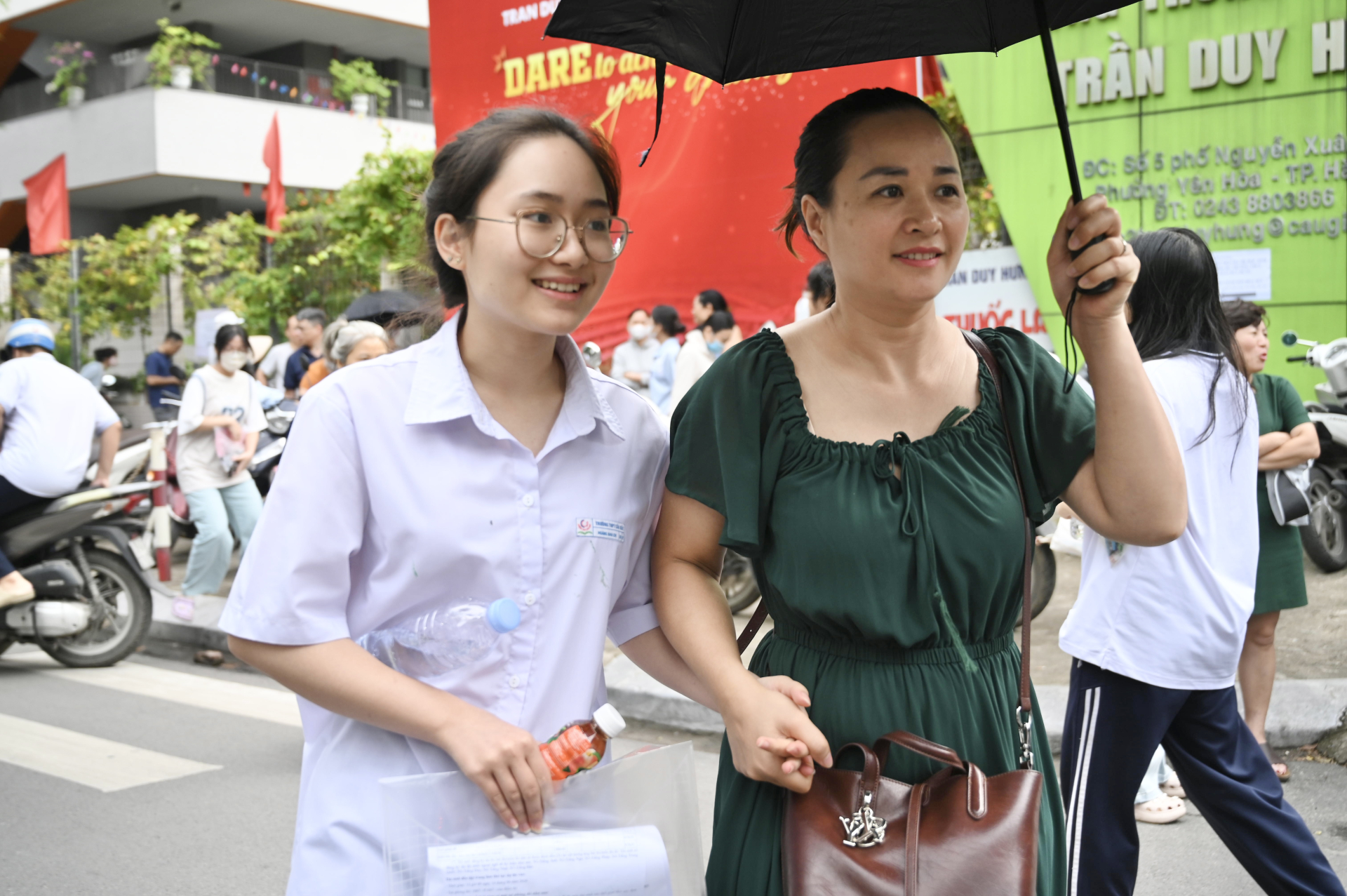 Những nụ cười và cả những khoảng lặng đan xen trong ngày thi cuối cùng tại điểm THCS Trần Duy Hưng, Hà Nội