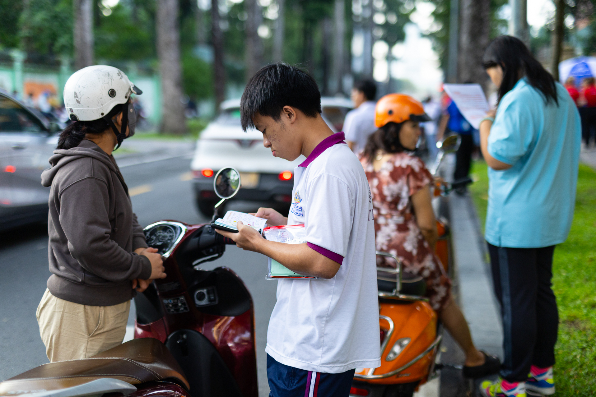 1,2 triệu sĩ tử chính thức cán đích kỳ thi tốt nghiệp THPT 2026: Người tươi hơn hoa, người dở khóc dở cười vì môn tự chọn