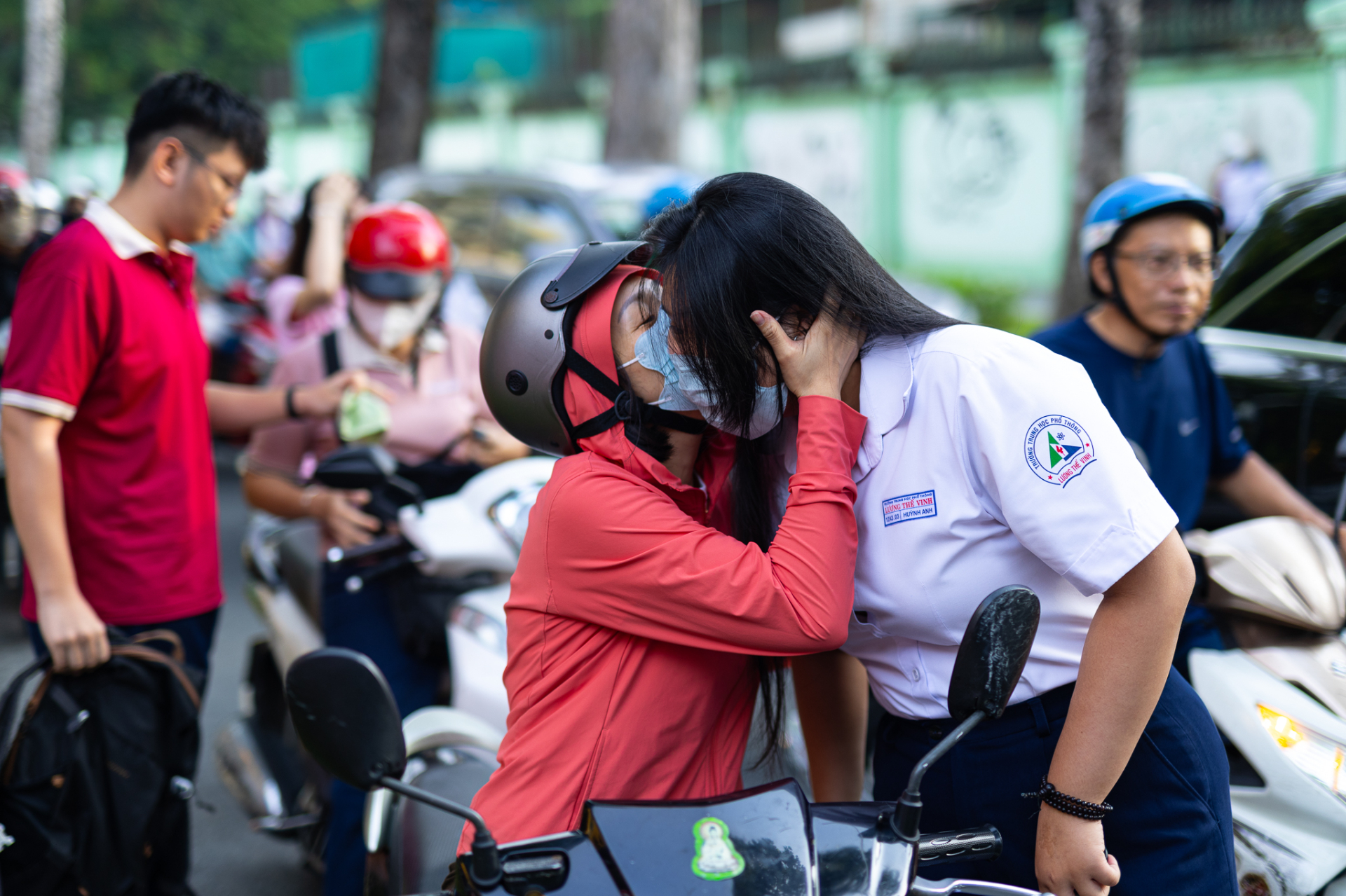1,2 triệu sĩ tử chính thức cán đích kỳ thi tốt nghiệp THPT 2026: Người tươi hơn hoa, người dở khóc dở cười vì môn tự chọn