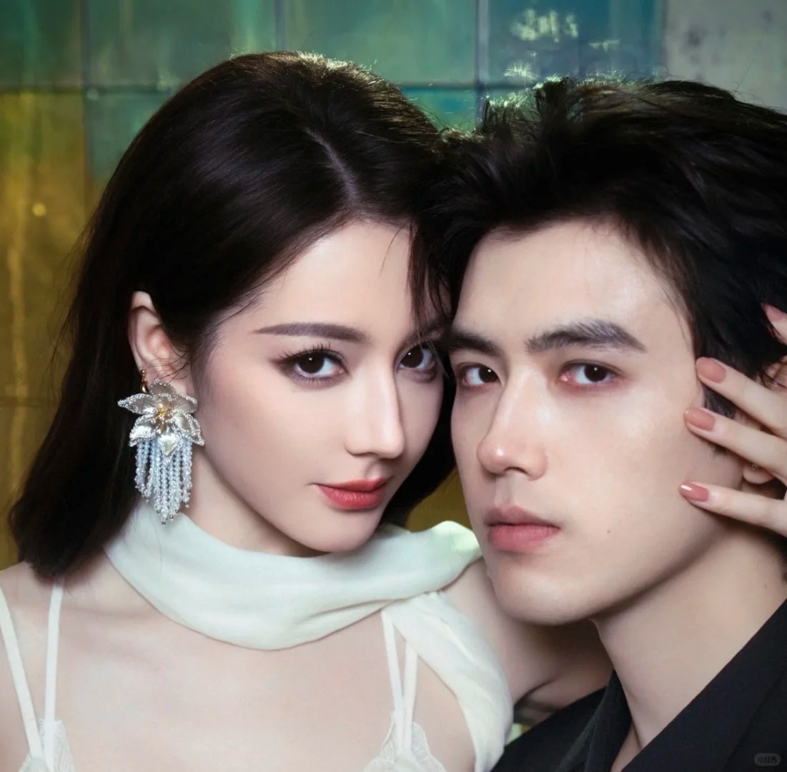 Trần Phi Vũ và Địch Lệ Nhiệt Ba được cho biết đã bên nhau 1,5 năm. Nam diễn viên trẻ cũng dọn đến Thượng Hải (Trung Quốc) để sống cùng 1 thành phố với mỹ nhân Tân Cương. Ảnh: Xiaohongshu. 
