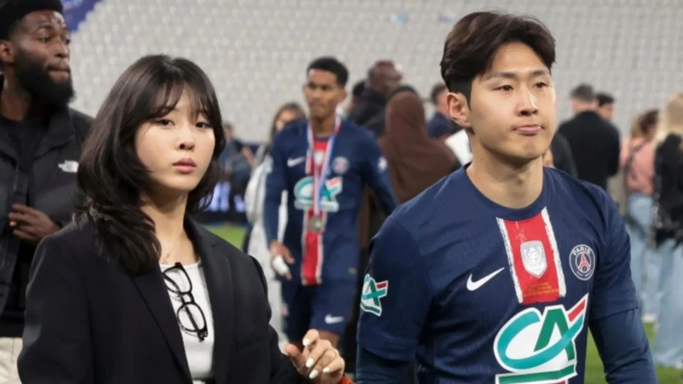 Lee Kang In đã có bạn gái, anh đang hẹn hò thiên kim tiểu thư Park Sang Hyo. Được biết, tiểu thư họ Park cũng chính là chị em tốt với Lisa. Ảnh: X