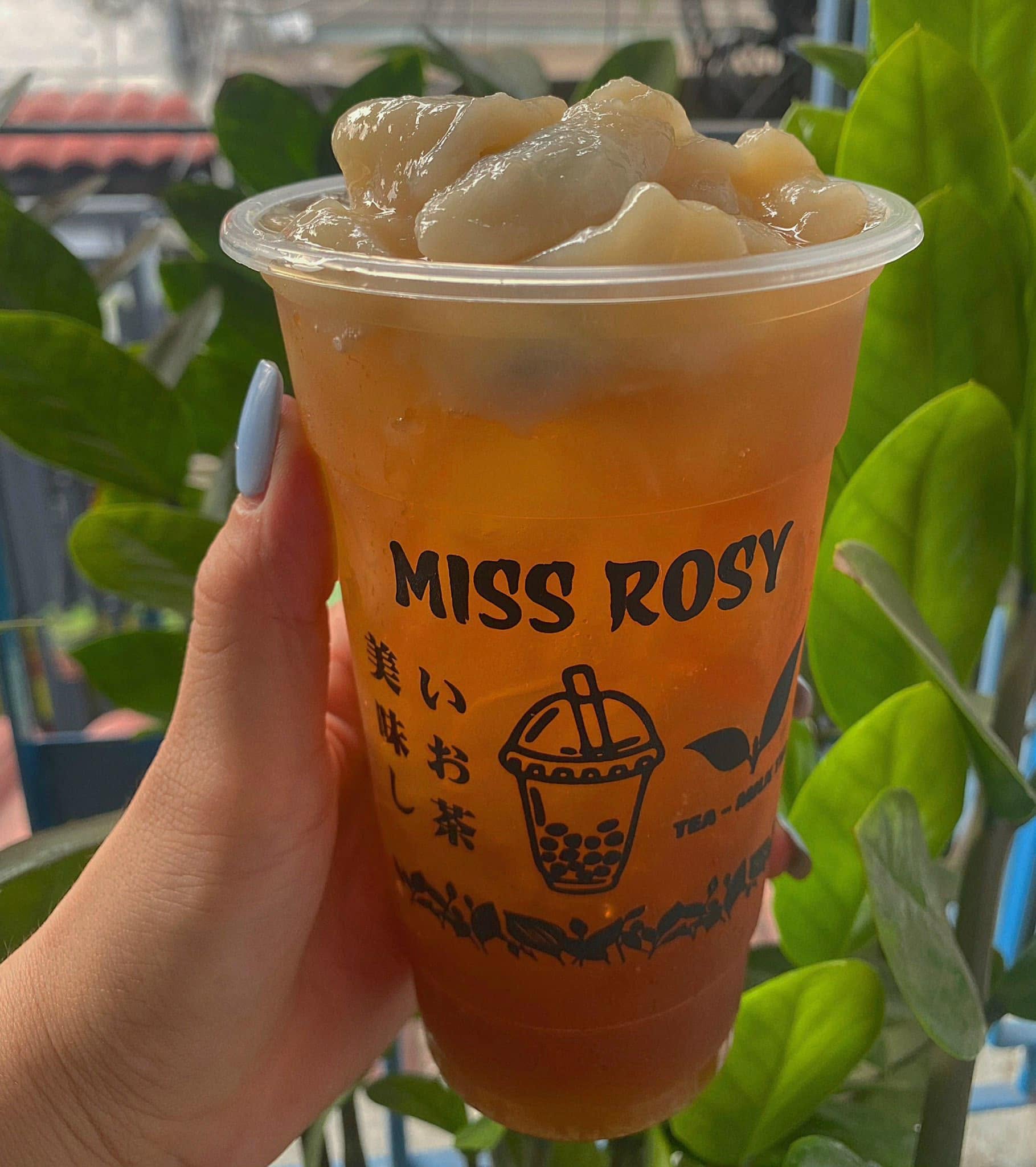 Thử trà sữa được ví như “đối thủ đáng gờm” của Starbucks: Mở bán nửa ngày đã liên tục cháy hàng, khách xếp hàng kín từ trong ra ngoài