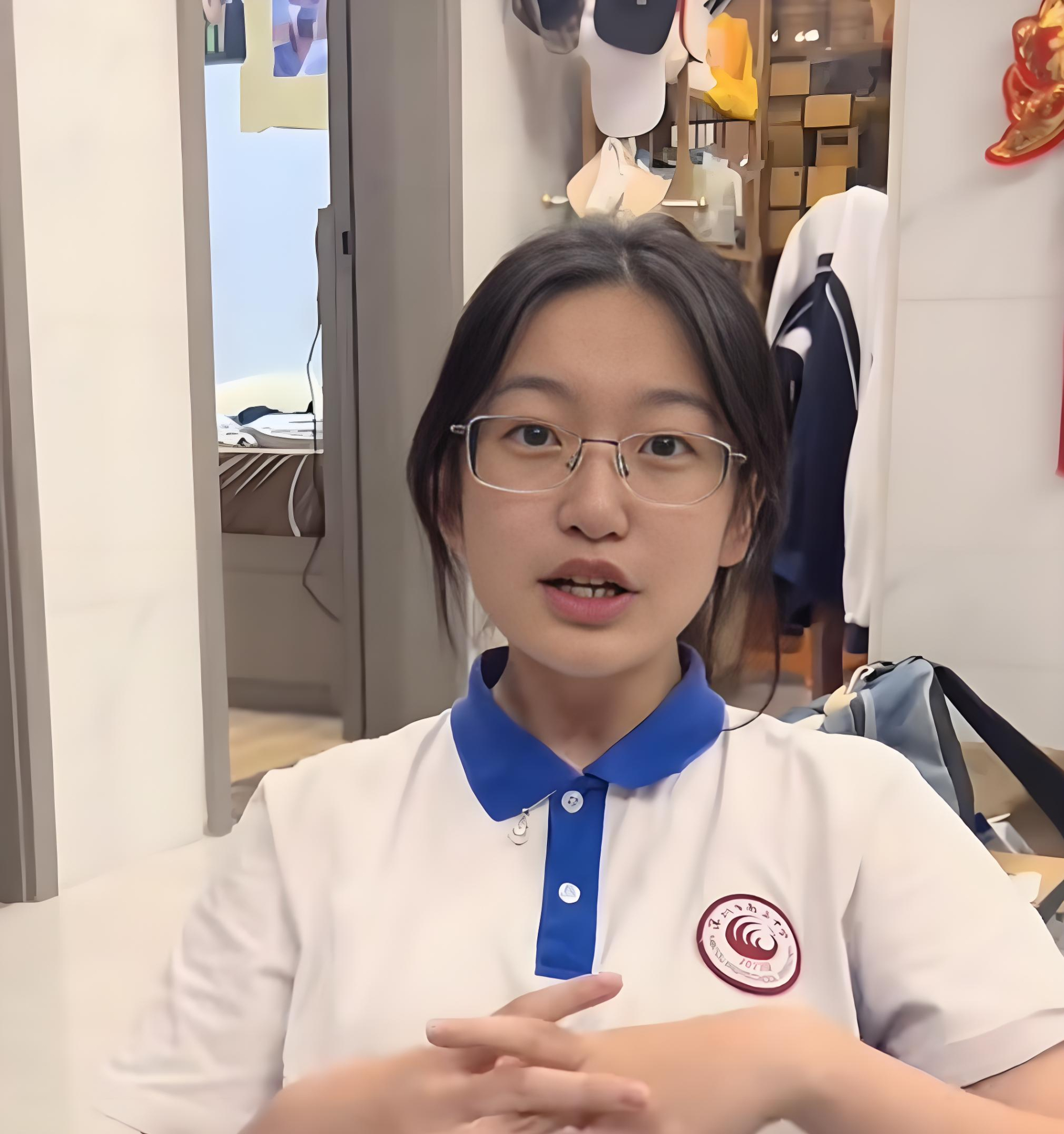 Trong vòng 25 phút ngắn ngủi, nữ sinh đã hoàn thành việc điền hết đáp án các câu trắc nghiệm và viết lại theo trí nhớ 7 câu tự luận lớn