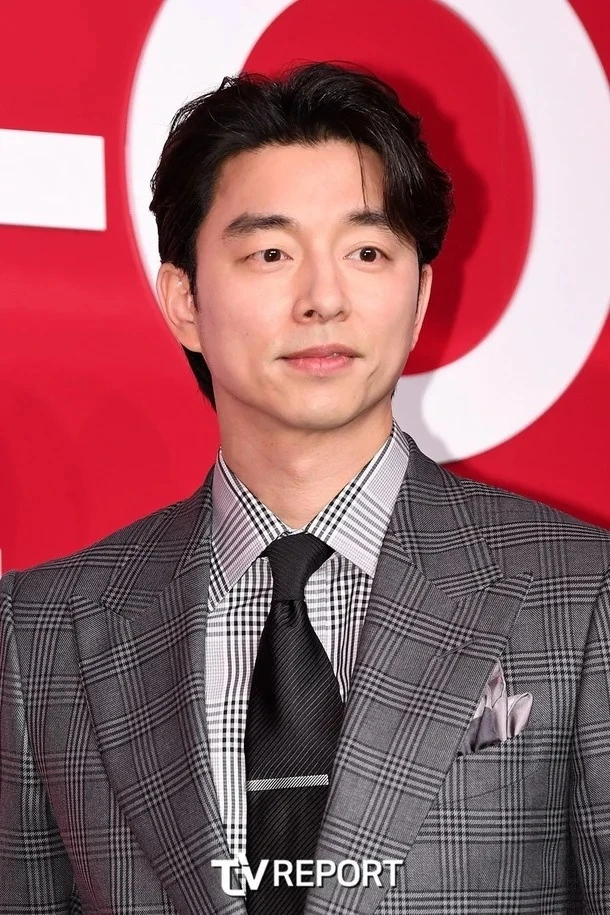 Hình chụp tạp chí mới đây gây sốc bởi lẽ Gong Yoo từ lâu vốn đã nổi tiếng với hình tượng nam tính, lịch lãm ở Kbiz. Ảnh: Nate