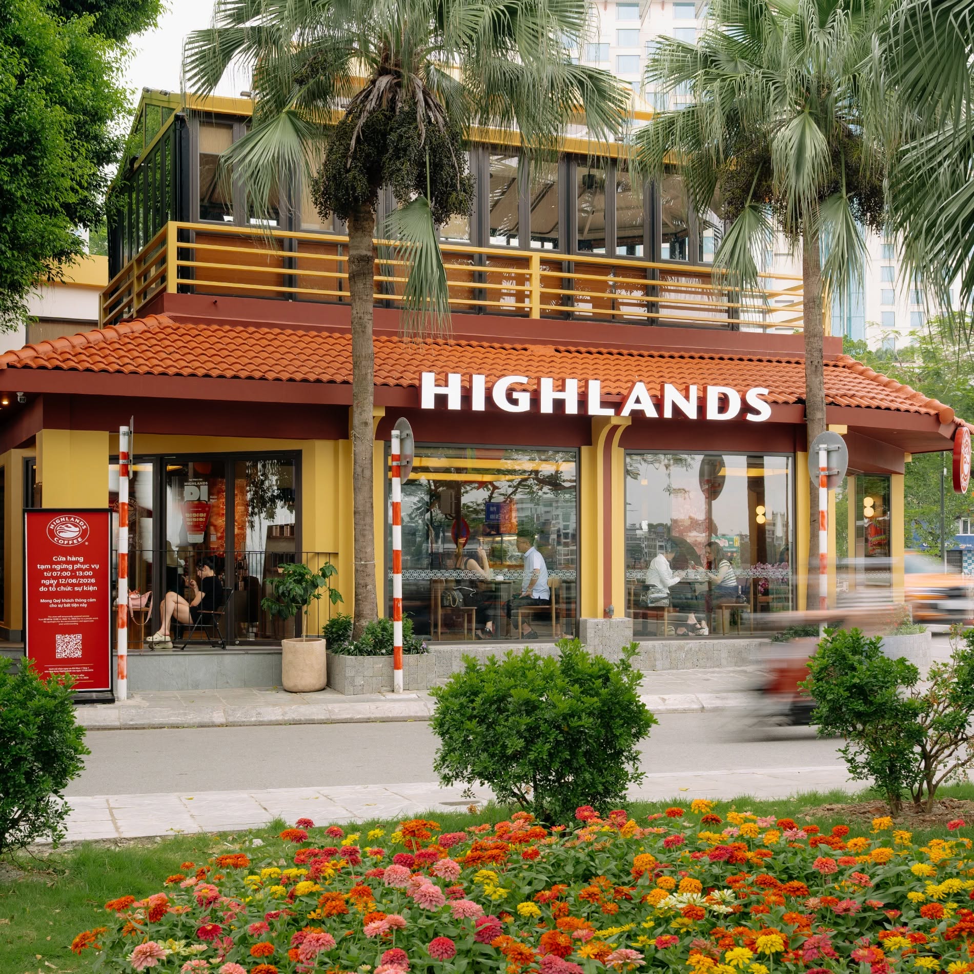 Cửa hàng thứ 1.000 của Highlands Coffee được đặt tại số 28 đường Thanh Niên (Hà Nội) - vị trí đắc địa nằm giữa Hồ Tây và hồ Trúc Bạch.