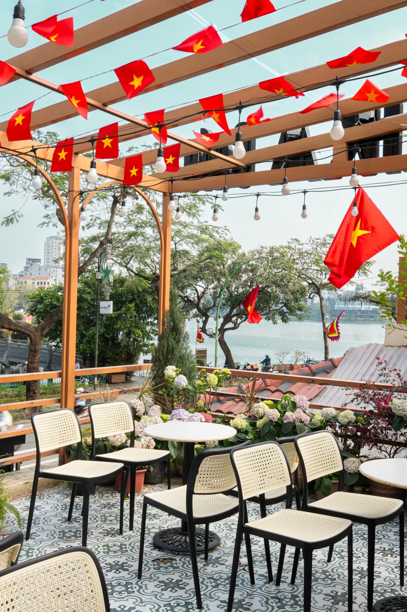 “Kẻ khóc người cười” ở Hồ Tây: Laika chật vật rút lui, Highlands thâu tóm mặt bằng mở cửa hàng thứ 1.000