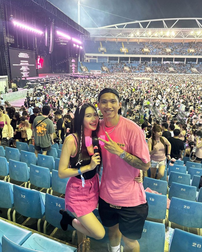 Đoàn Văn Hậu mua vé VIP concert BTS tại Busan, chụp 500 tấm ảnh rồi nhìn vợ cười với trai đẹp
