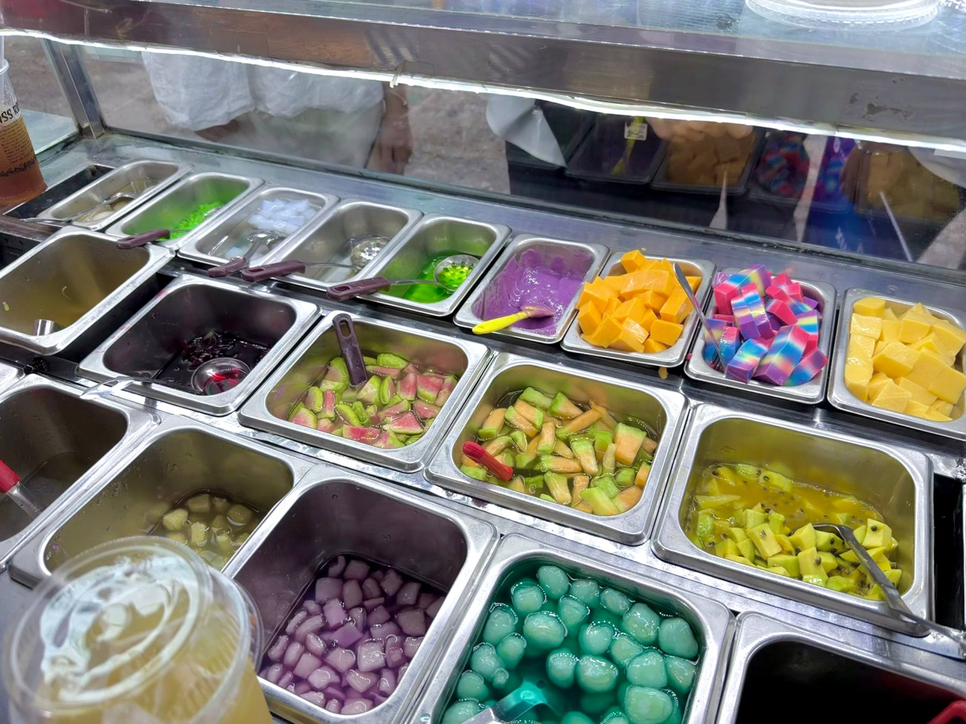 Thử trà sữa được ví như “đối thủ đáng gờm” của Starbucks: Mở bán nửa ngày đã liên tục cháy hàng, khách xếp hàng kín từ trong ra ngoài