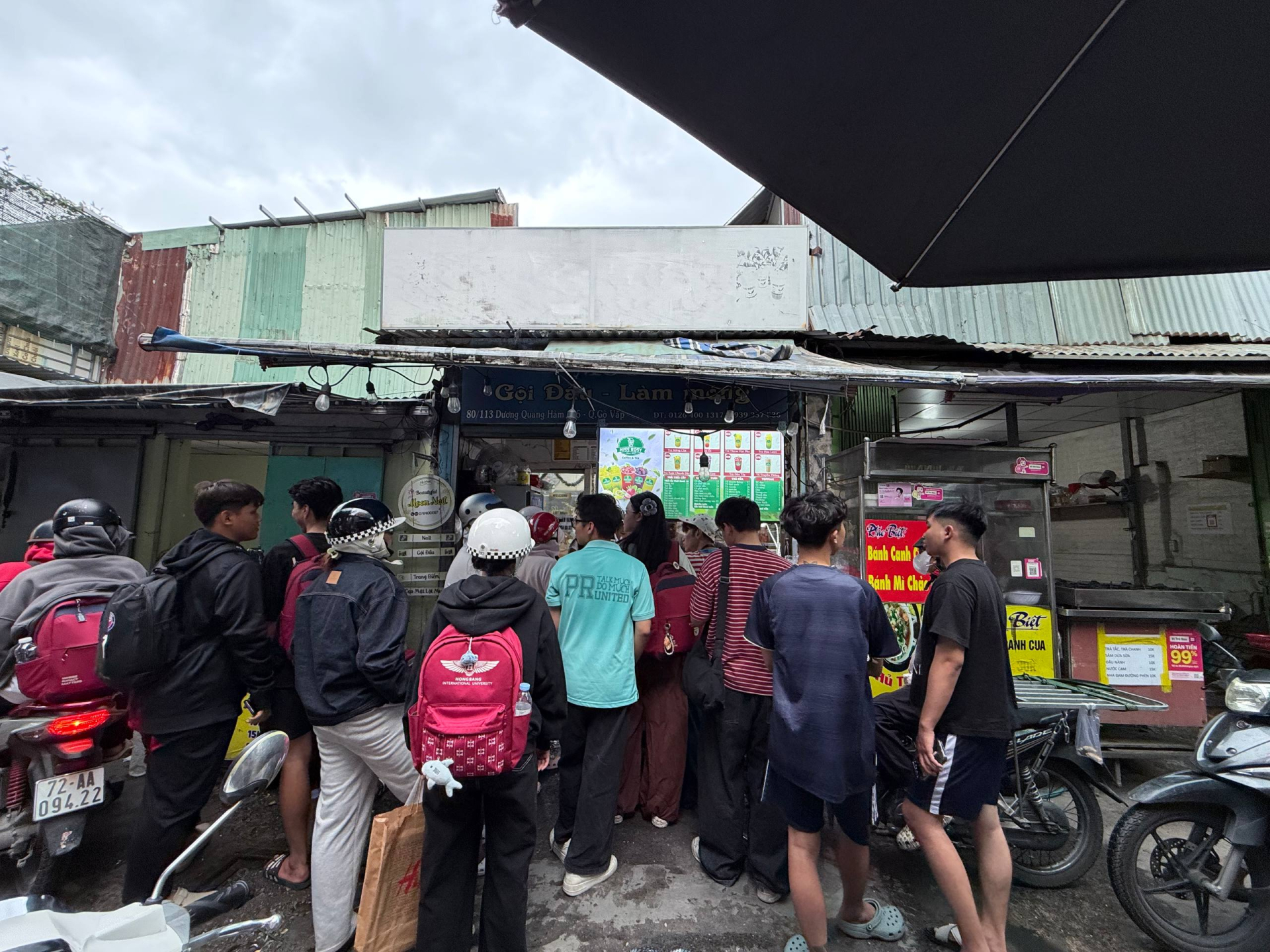 Thử trà sữa được ví như “đối thủ đáng gờm” của Starbucks: Mở bán nửa ngày đã liên tục cháy hàng, khách xếp hàng kín từ trong ra ngoài