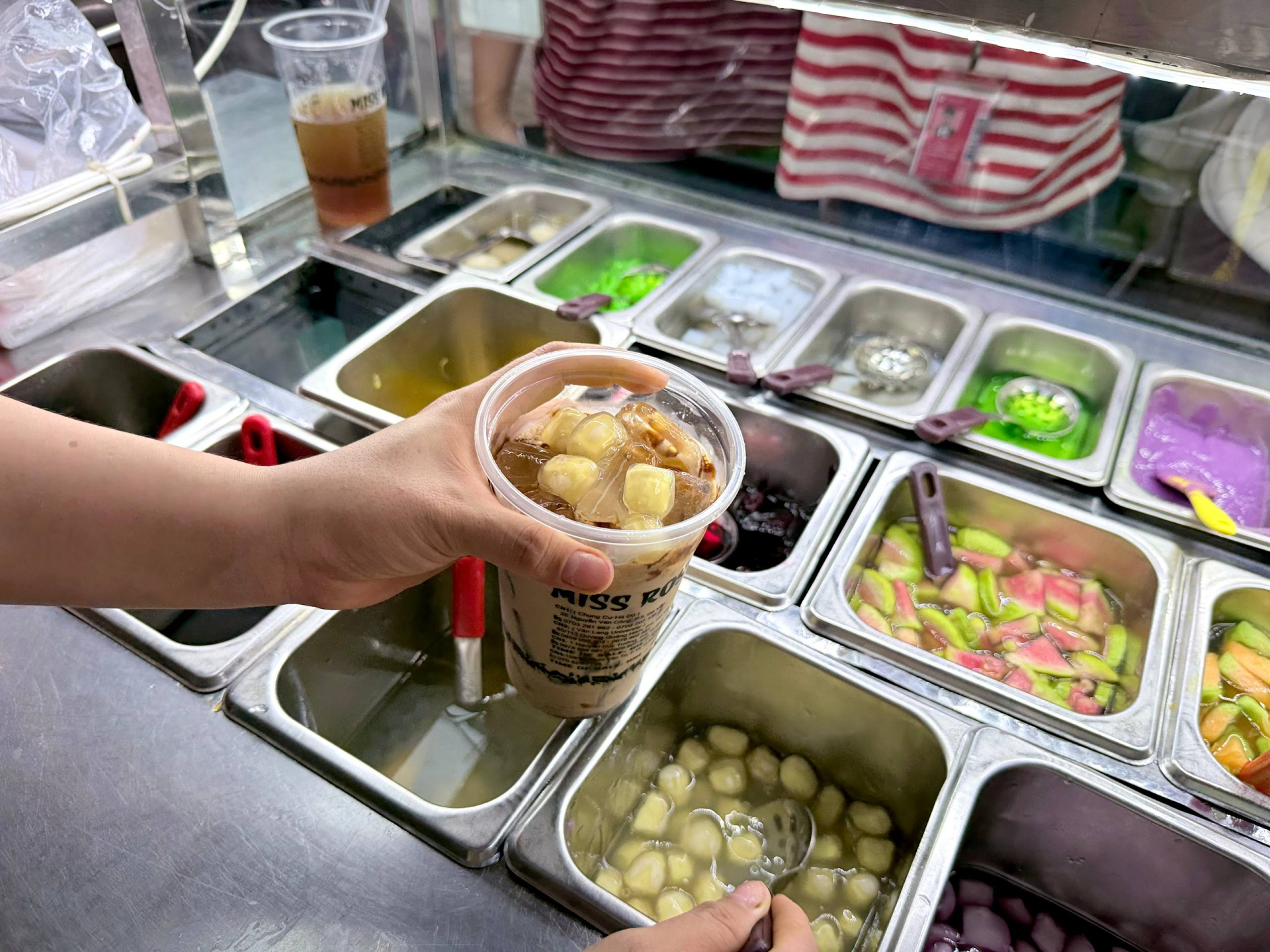 Thử trà sữa được ví như “đối thủ đáng gờm” của Starbucks: Mở bán nửa ngày đã liên tục cháy hàng, khách xếp hàng kín từ trong ra ngoài