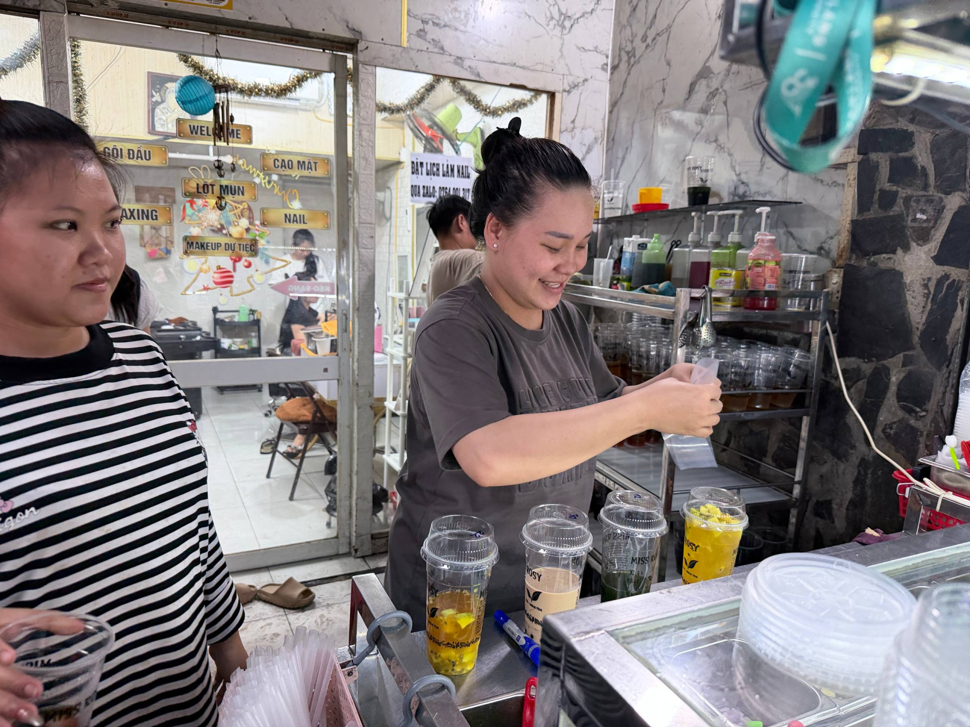Thử trà sữa được ví như “đối thủ đáng gờm” của Starbucks: Mở bán nửa ngày đã liên tục cháy hàng, khách xếp hàng kín từ trong ra ngoài