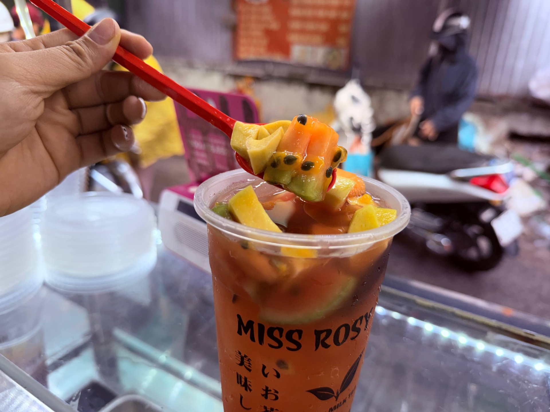 Thử trà sữa được ví như “đối thủ đáng gờm” của Starbucks: Mở bán nửa ngày đã liên tục cháy hàng, khách xếp hàng kín từ trong ra ngoài