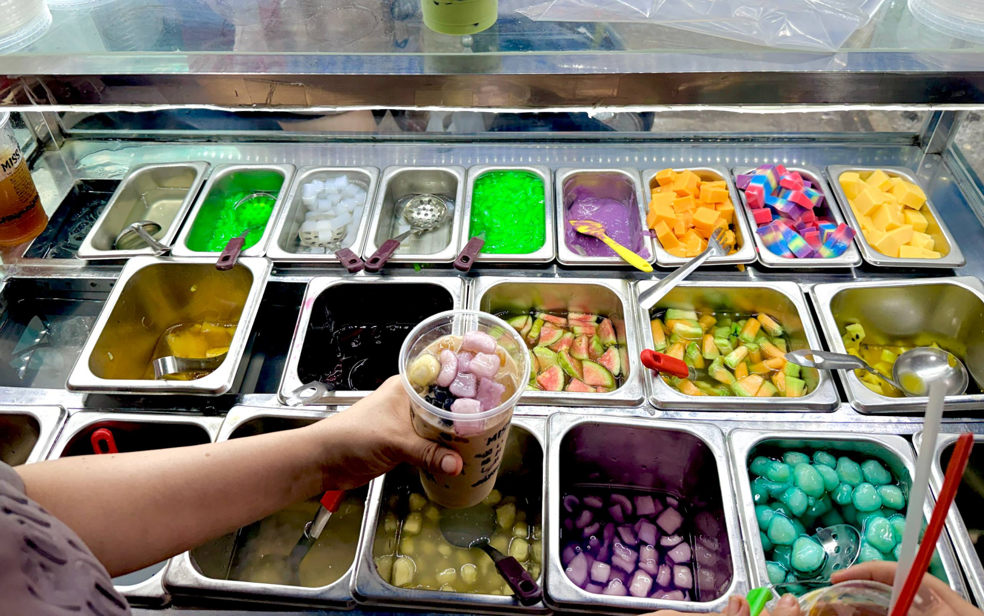 Thử trà sữa được ví như “đối thủ đáng gờm” của Starbucks: Mở bán nửa ngày đã liên tục cháy hàng, khách xếp hàng kín từ trong ra ngoài