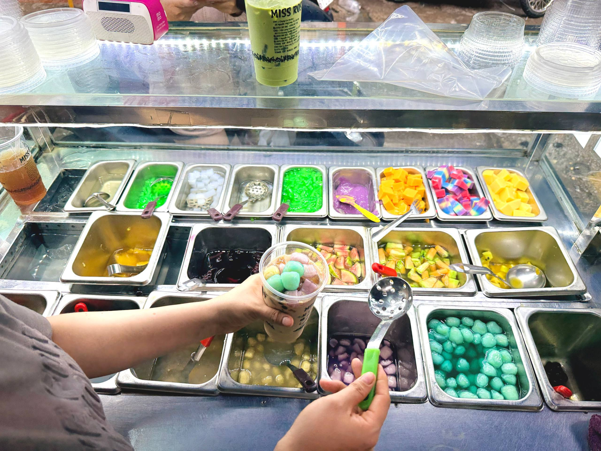Thử trà sữa được ví như “đối thủ đáng gờm” của Starbucks: Mở bán nửa ngày đã liên tục cháy hàng, khách xếp hàng kín từ trong ra ngoài