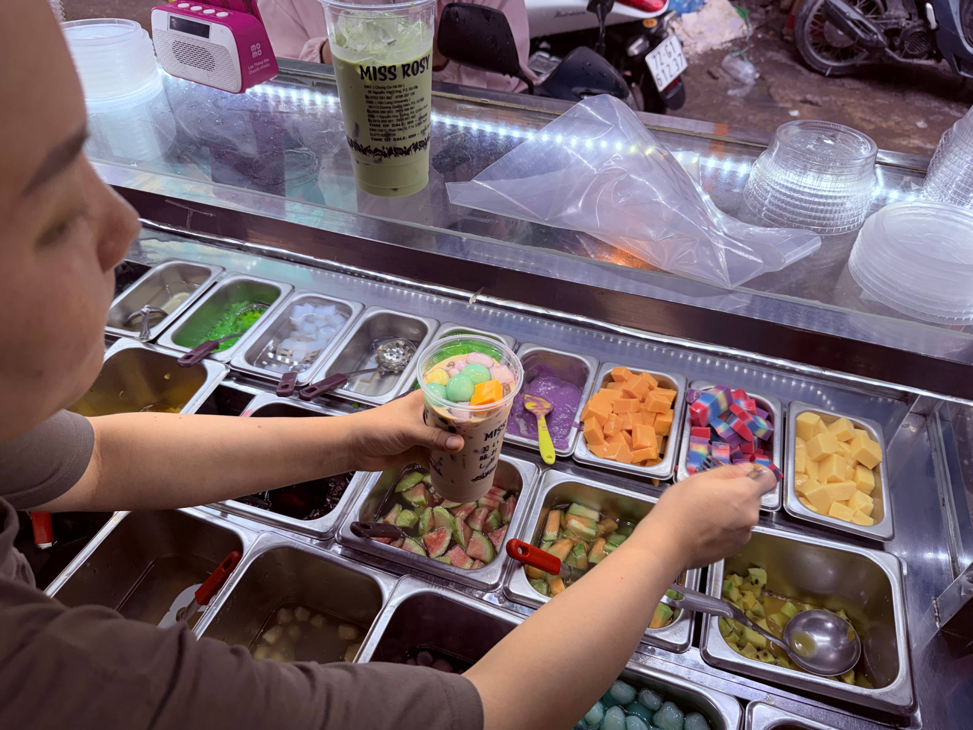 Thử trà sữa được ví như “đối thủ đáng gờm” của Starbucks: Mở bán nửa ngày đã liên tục cháy hàng, khách xếp hàng kín từ trong ra ngoài