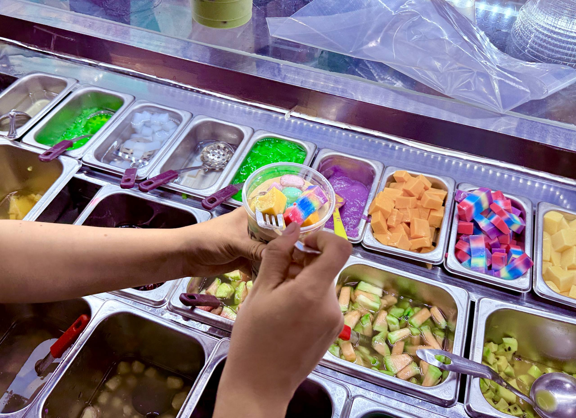 Thử trà sữa được ví như “đối thủ đáng gờm” của Starbucks: Mở bán nửa ngày đã liên tục cháy hàng, khách xếp hàng kín từ trong ra ngoài