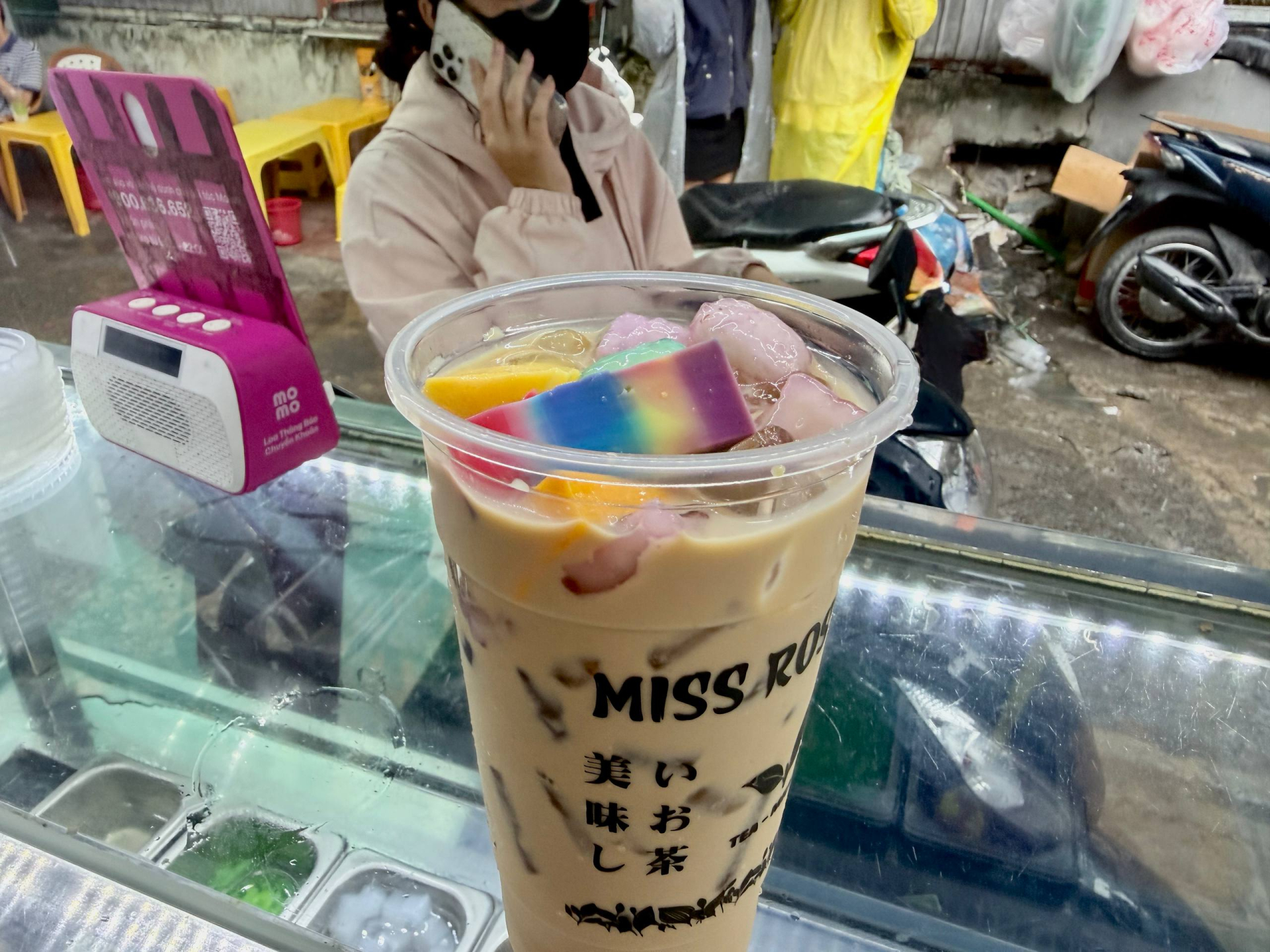 Thử trà sữa được ví như “đối thủ đáng gờm” của Starbucks: Mở bán nửa ngày đã liên tục cháy hàng, khách xếp hàng kín từ trong ra ngoài