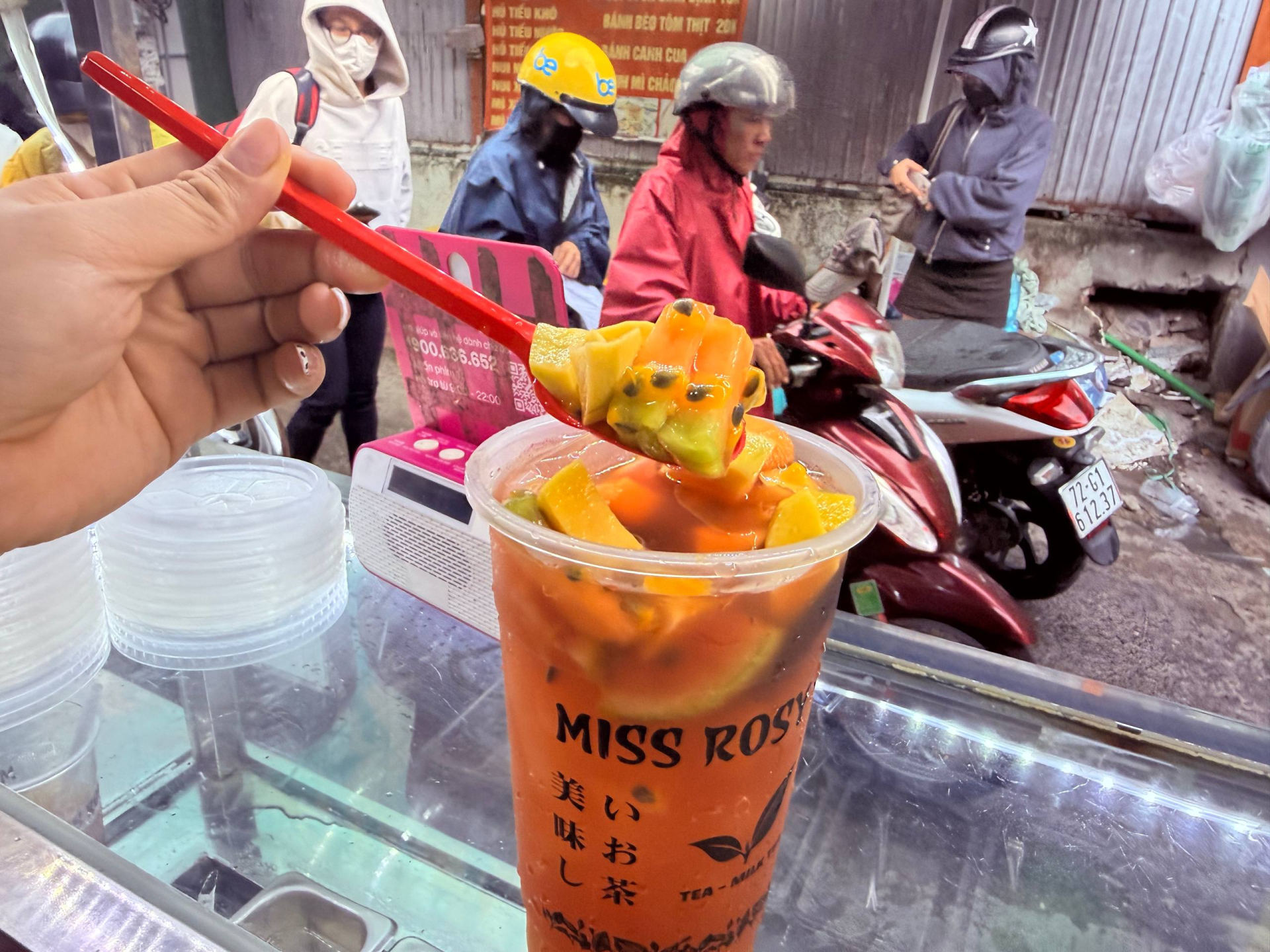 Thử trà sữa được ví như “đối thủ đáng gờm” của Starbucks: Mở bán nửa ngày đã liên tục cháy hàng, khách xếp hàng kín từ trong ra ngoài