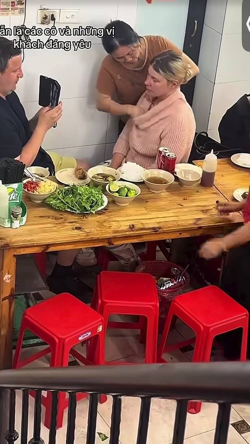 Khách Tây bất ngờ bị trúng gió giữa quán ăn, ấm lòng được người Việt sơ cứu ngay tại chỗ