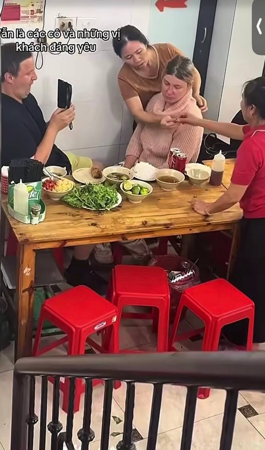 Khách Tây bất ngờ bị trúng gió giữa quán ăn, ấm lòng được người Việt sơ cứu ngay tại chỗ