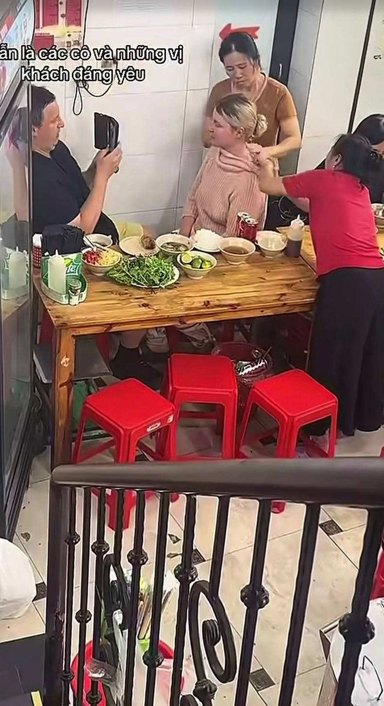 Khách Tây bất ngờ bị trúng gió giữa quán ăn, ấm lòng được người Việt sơ cứu ngay tại chỗ