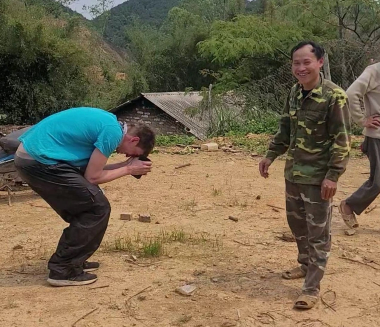 Nam du khách chắp tay cảm ơn người dân vì đã giúp đỡ vượt qua sự cố