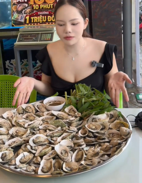 Bé Mai là TikToker chuyên về mukbang.
