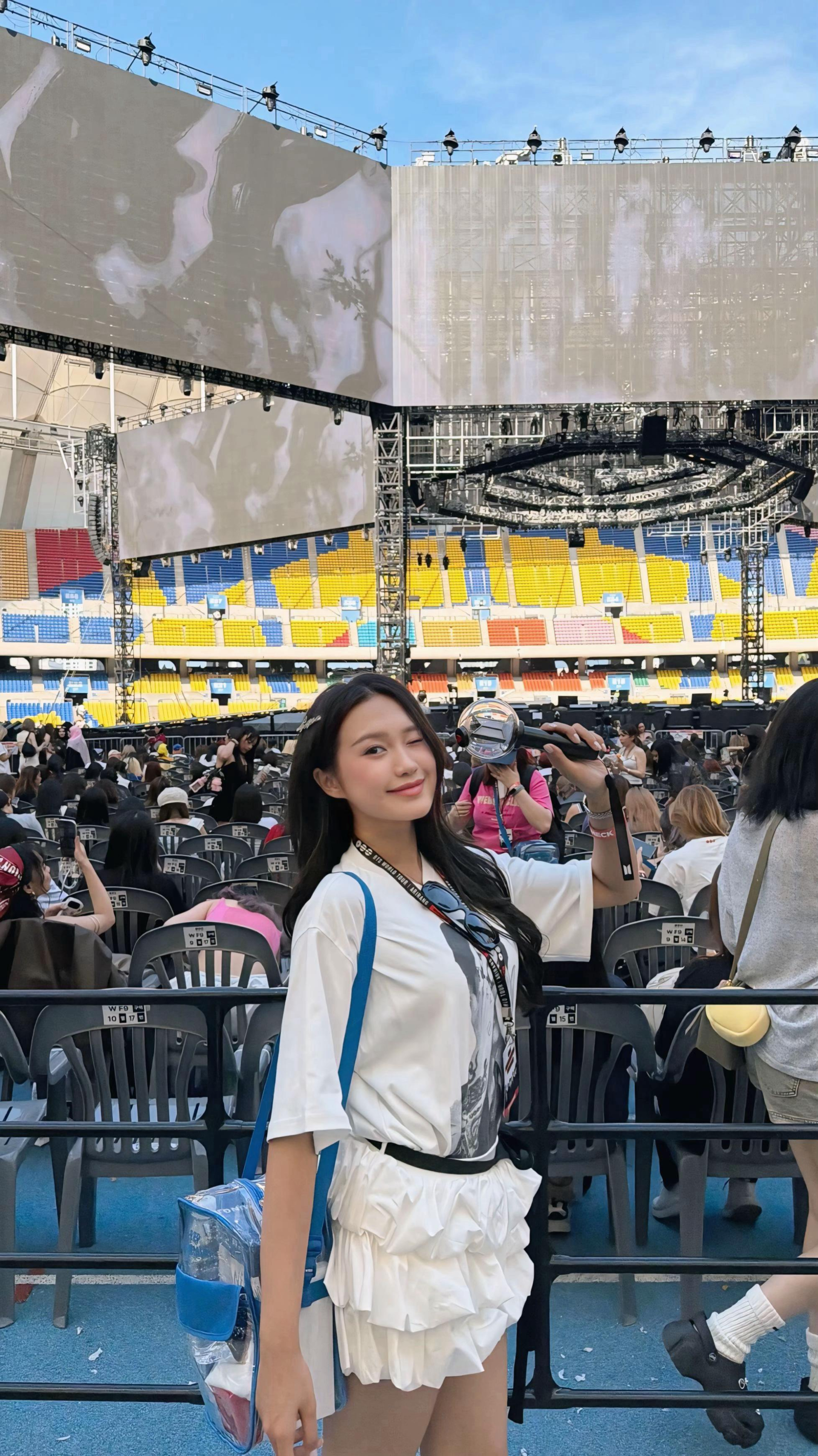 Đoàn Văn Hậu mua vé VIP concert BTS tại Busan, chụp 500 tấm ảnh rồi nhìn vợ cười với trai đẹp