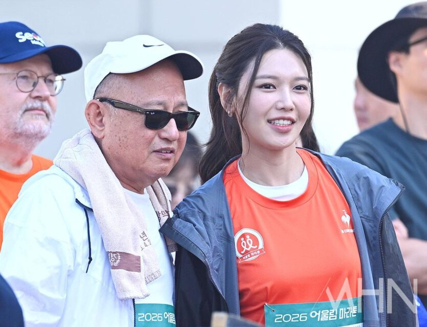 Sooyoung tham gia hoạt động từ thiện diễn ra trong sáng 13/6 cùng người cha tài phiệt của mình. Ảnh: Naver