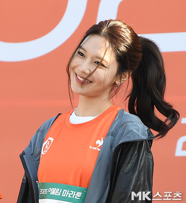 Sooyoung buộc tóc đuôi ngựa năng động, ghi điểm với nụ cười rạng rỡ cùng nụ cười tỏa nắng trước ống kính máy quay. Ảnh: Nate