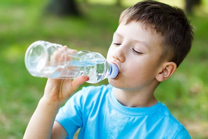 Các bác sĩ ước tính lượng nước cậu bé uống trong 1 giờ là hơn 3 lít (Ảnh minh họa)