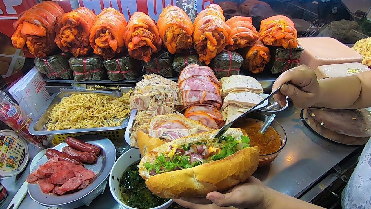 Cảnh shipper chờ mua ổ bánh nửa ký khiến nhiều ai cũng thắc mắc: