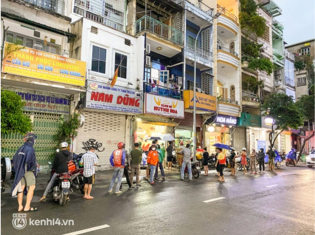 Cảnh shipper chờ mua ổ bánh nửa ký khiến nhiều ai cũng thắc mắc: