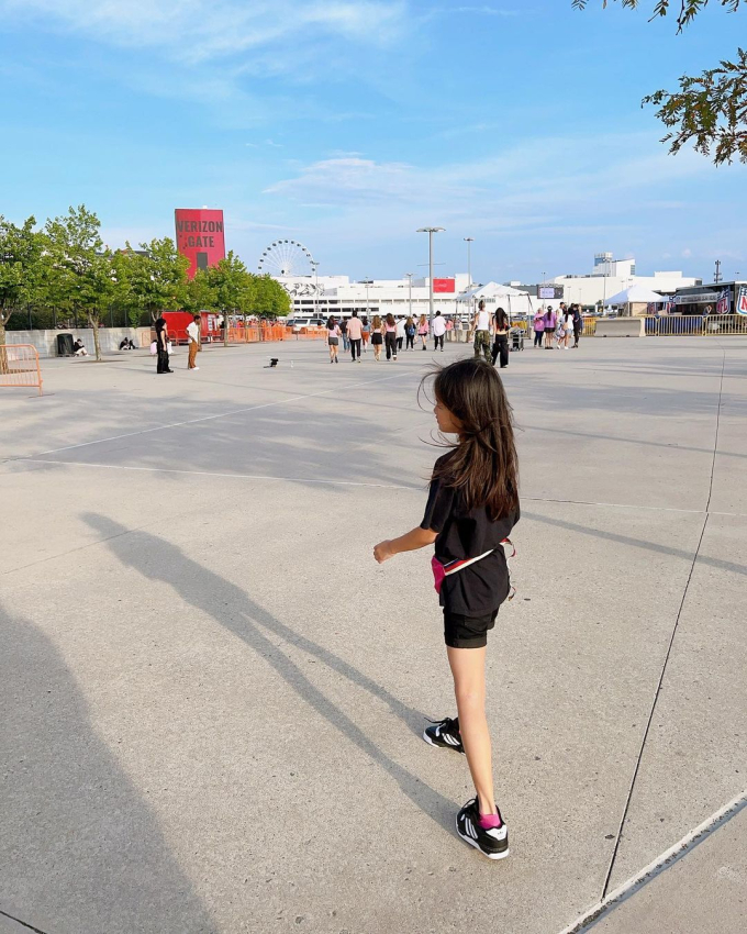 Cách đây hơn 2 năm, Riho cùng mẹ tới xem concert BLACKPINK diễn ra trên đất Mỹ. Bóng lưng cùng đôi chân dài của con gái Kwon Sang Woo - Son Tae Young đã nhanh chóng trở thành chủ đề nóng trên mạng xã hội xứ kim chi vào thời điểm đó. Ảnh: IGNV