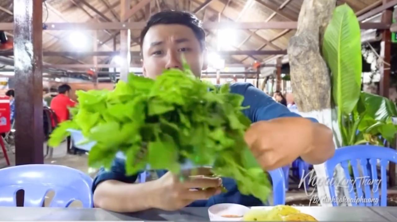 Thay vì nhận xét món ăn bị ngấy vì nhiều dầu mỡ, Khoai khuyên khán giả hãy ăn kèm nhiều rau xanh