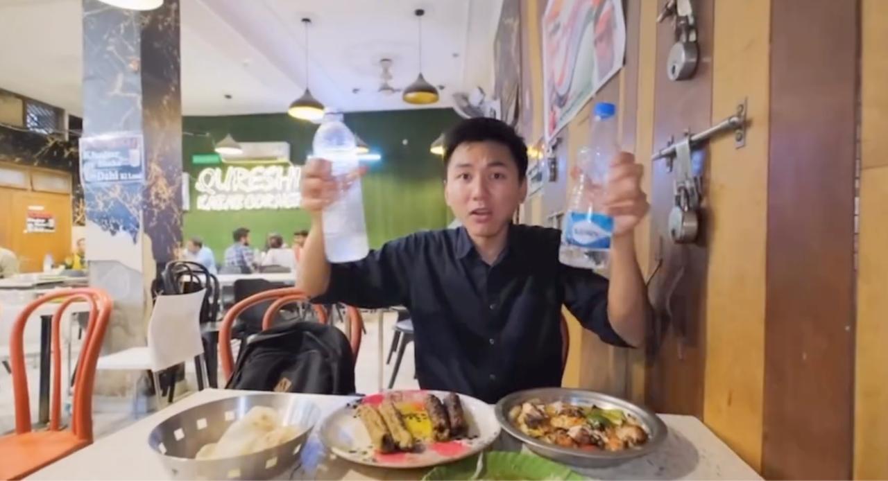 Khi ăn món mặn, nam vlogger đã gọi thêm hai chai nước để uống kèm