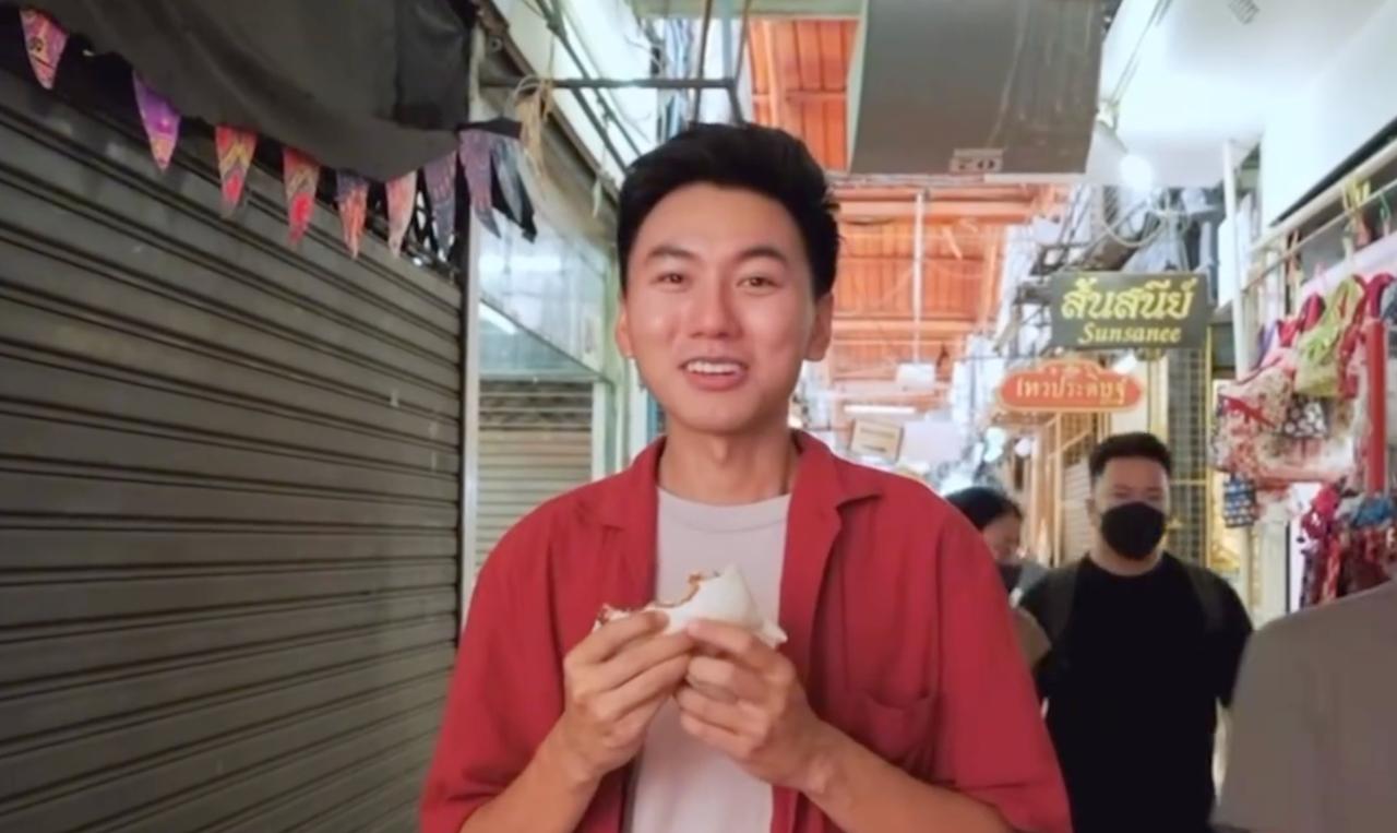 Nam YouTuber không tỏ ra khó chịu khi món ăn nhiều tinh bột và thiếu rau