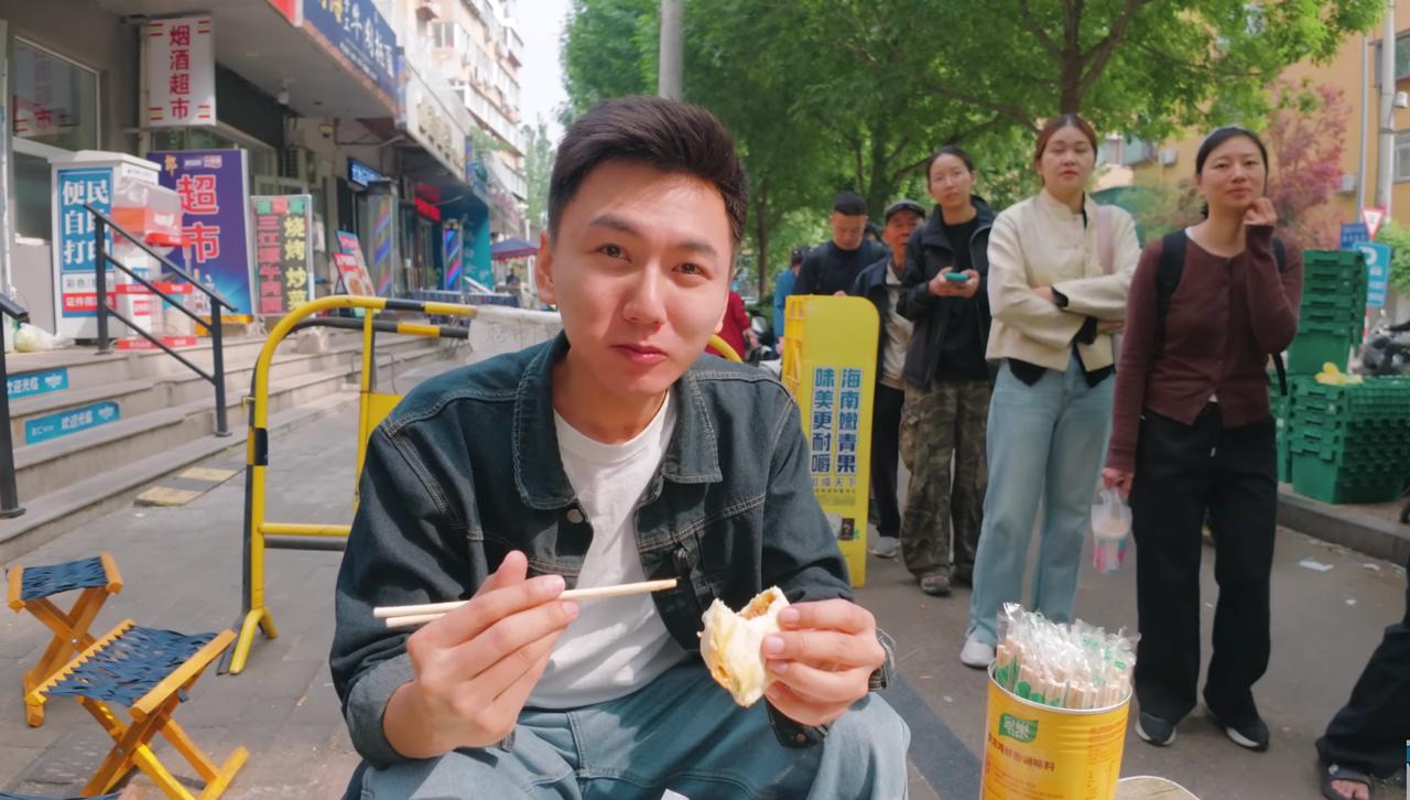 Khoai Lang Thang ăn bánh nhân thịt cừu ở video khám phá Tế Nam - Sơn Đông