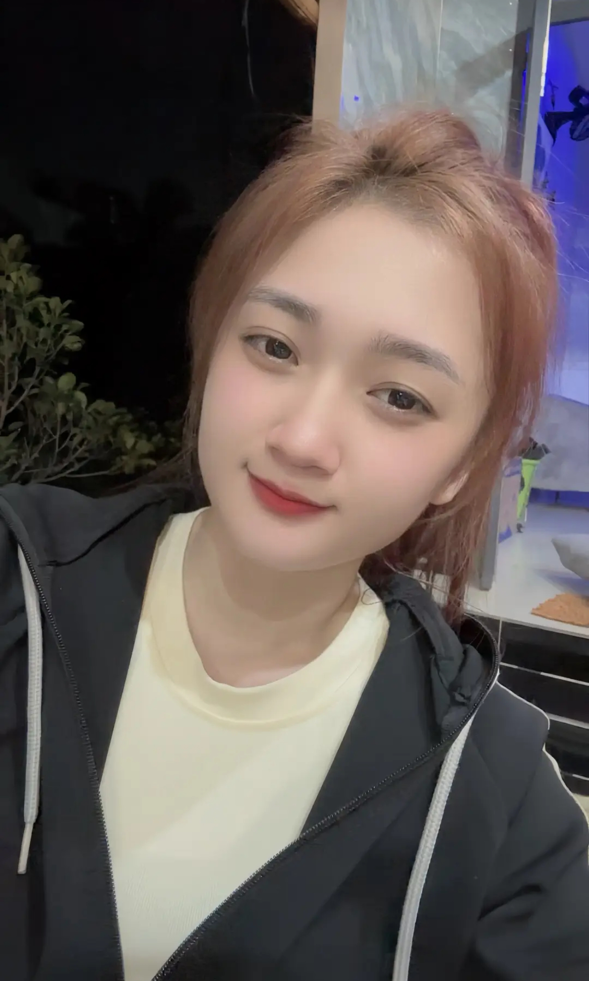 Ngoài giờ làm Ngọc Ánh dành thời gian chăm con, bán hàng kiếm thêm thu nhập.