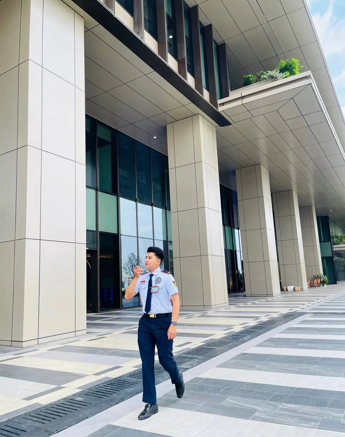 Ngồi điều hoà, làm 8 tiếng, ăn đủ bữa, không KPI: Nghề bảo vệ lương khoảng 10 triệu ở TP.HCM, Hà Nội đang hút người trẻ