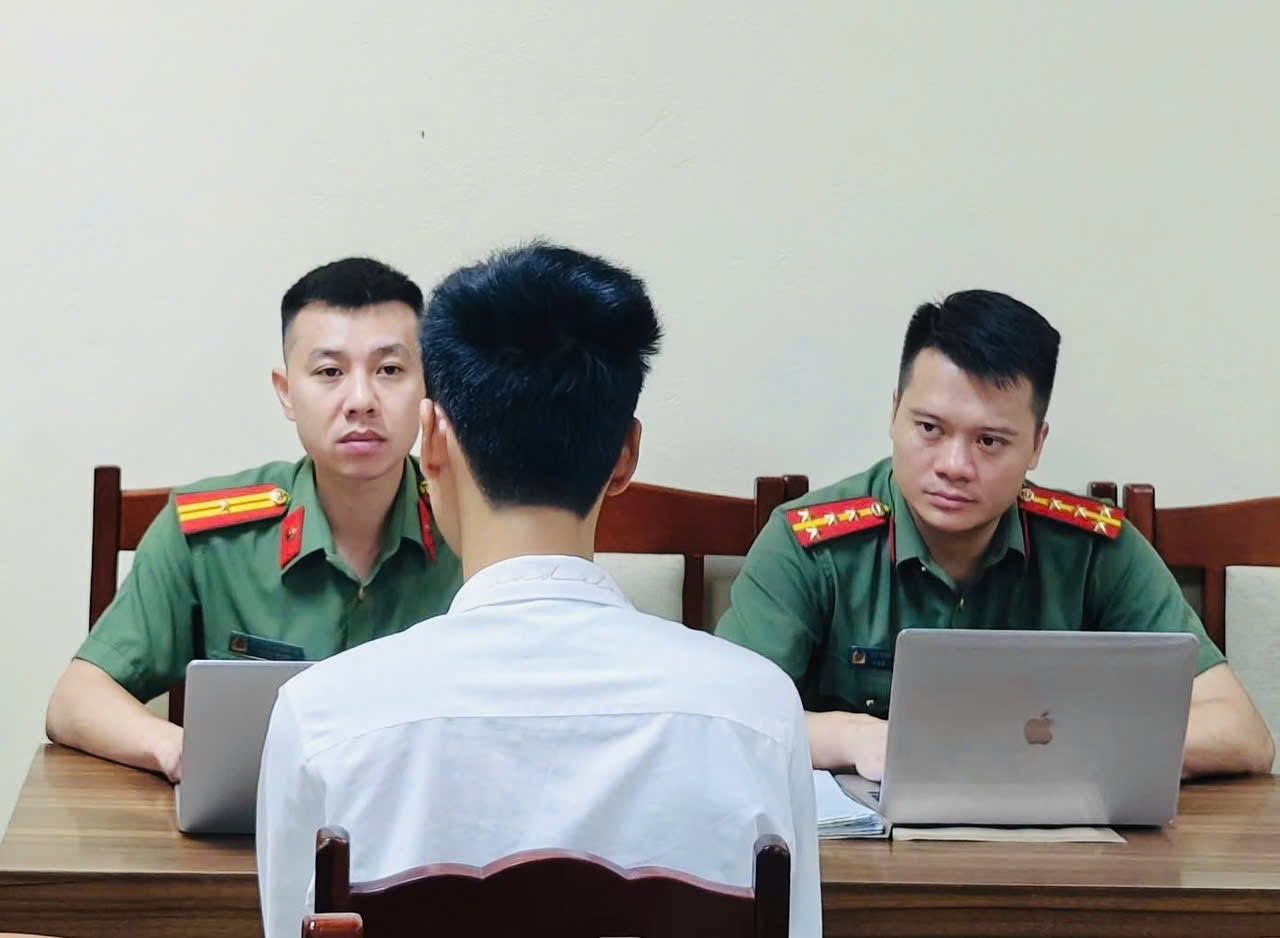 Công an làm việc với Tiktoker “Khuê Ơi Dậy đi”