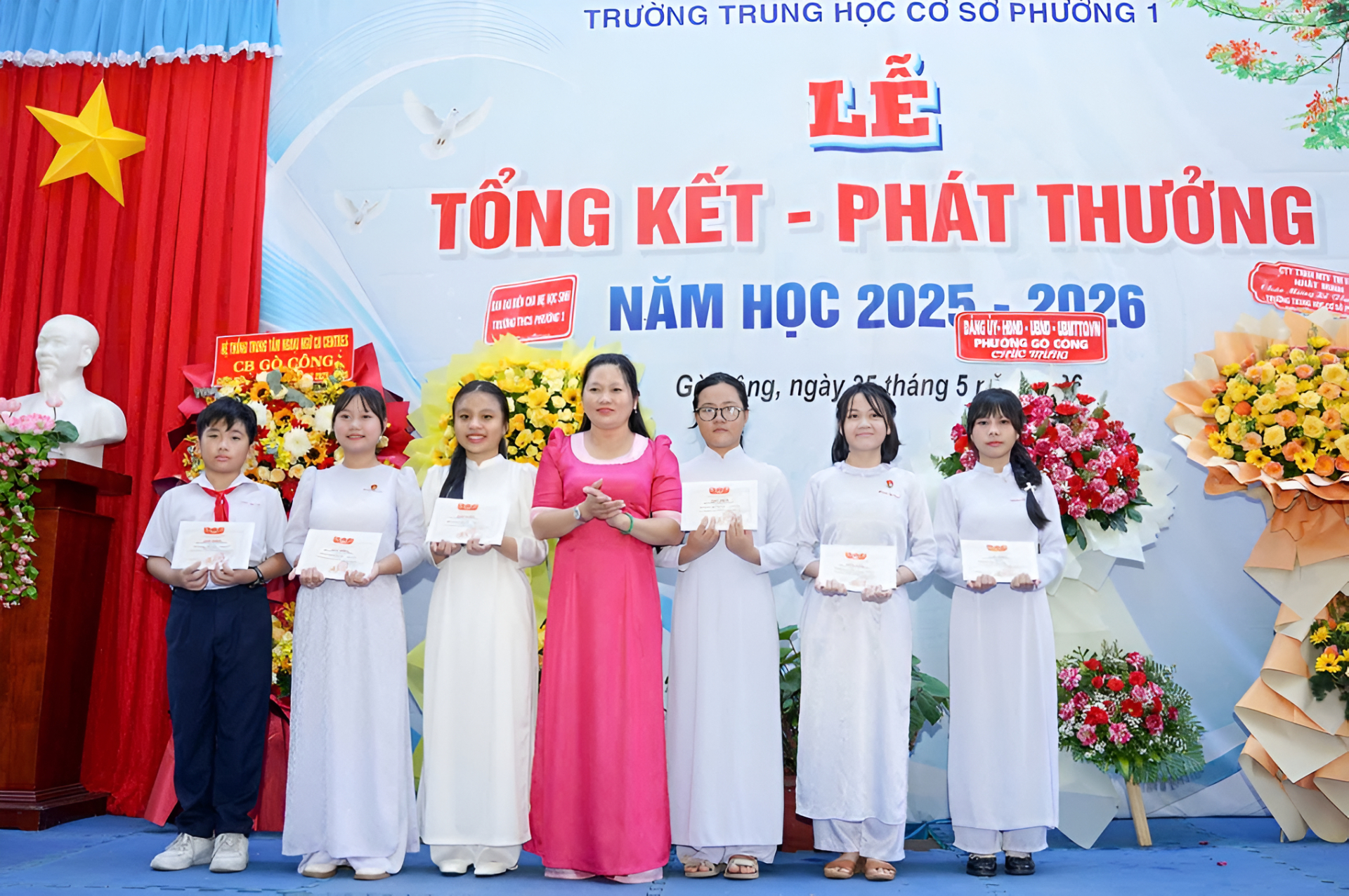 Quỳnh Giang (thứ hai từ phải sang) trong lễ tổng kết, trao thưởng của trường. (Ảnh: Dân Trí)