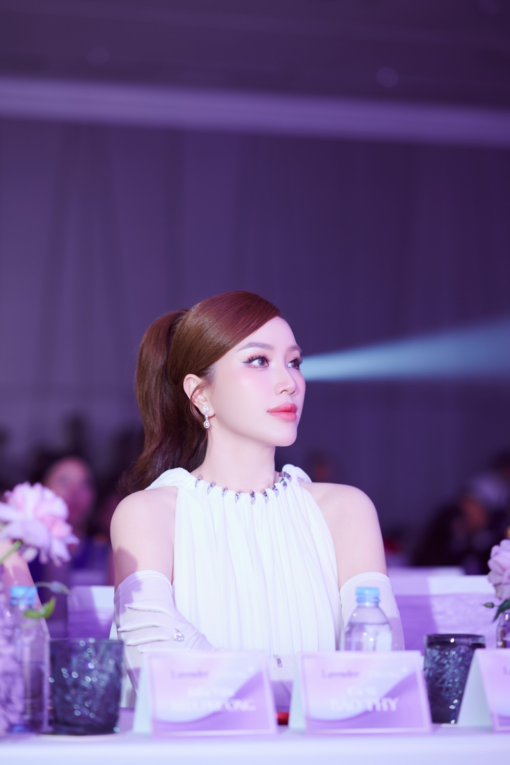 Bảo Thy và Nhã Phương chăm chú theo dõi sự kiện.