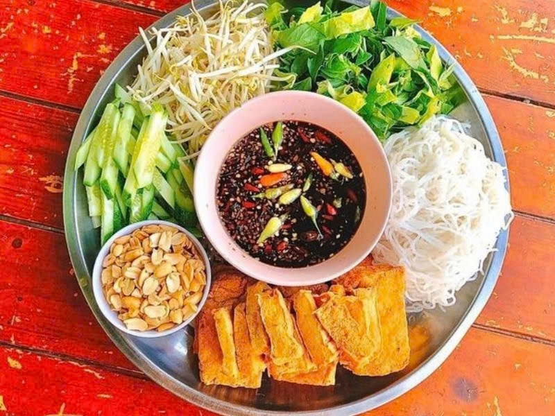Khách Trung Quốc quen ăn đồ dầu mỡ lại say đắm tô bún 20k của Việt Nam: 