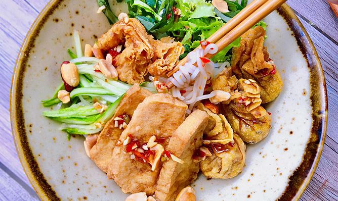 Khách Trung Quốc quen ăn đồ dầu mỡ lại say đắm tô bún 20k của Việt Nam: 