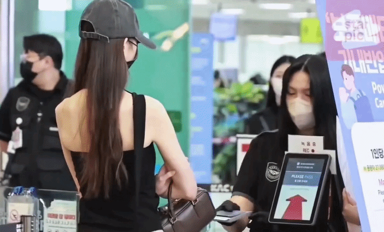 Người khiếu nại thắc mắc tại sao quá trình xác minh danh tính tại sảnh xuất cảnh quốc tế của Sân bay Gimpo không yêu cầu hành khách tháo bỏ khẩu trang, mũ, kính râm... , cũng như có hay không chuyện phân biệt đối xử khi thực thủ tục xác minh danh tính đối với khách hàng bình thường và người nổi tiếng hay có địa vị xã hội như trường hợp của Jang Won Young. Ảnh: X.
